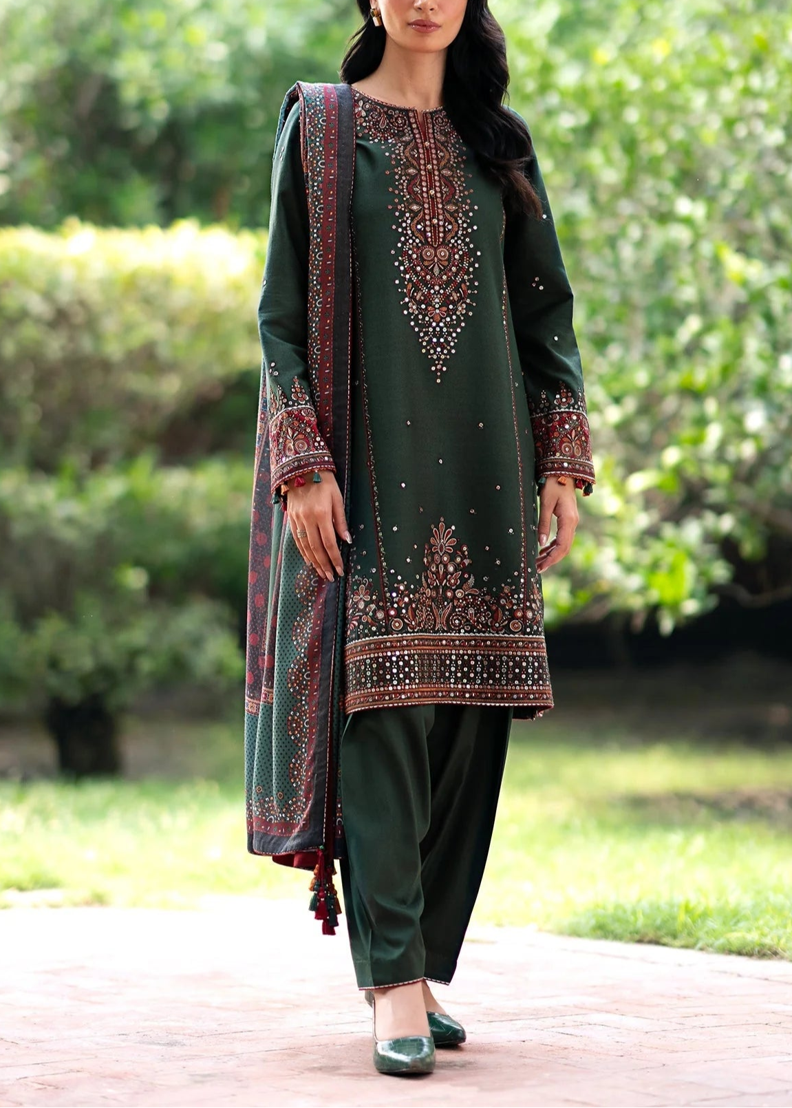 Grace S1153-Embroidered 3pc Lawn Dress With Printed Munar Dupatta.