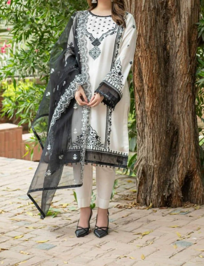 Grace S526-Embroidered 3pc lawn dress with Embroidered Organza Dupatta.