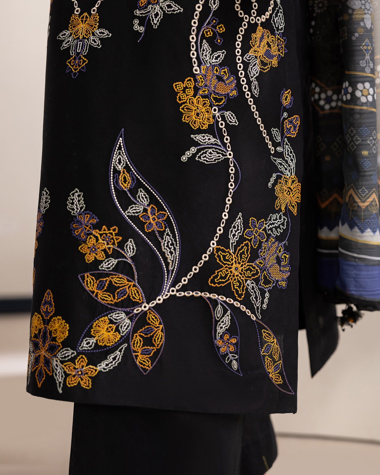 Grace S1494-Embroidered 3pc Lawn Dress With Printed Lawn Dupatta.