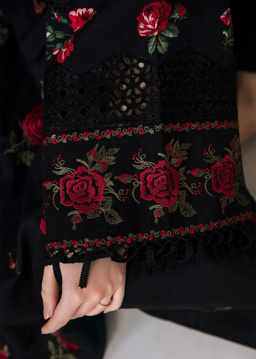 Grace S1389 - Embroidered 3pc Lawn Dress With Printed Lawn Dupatta.