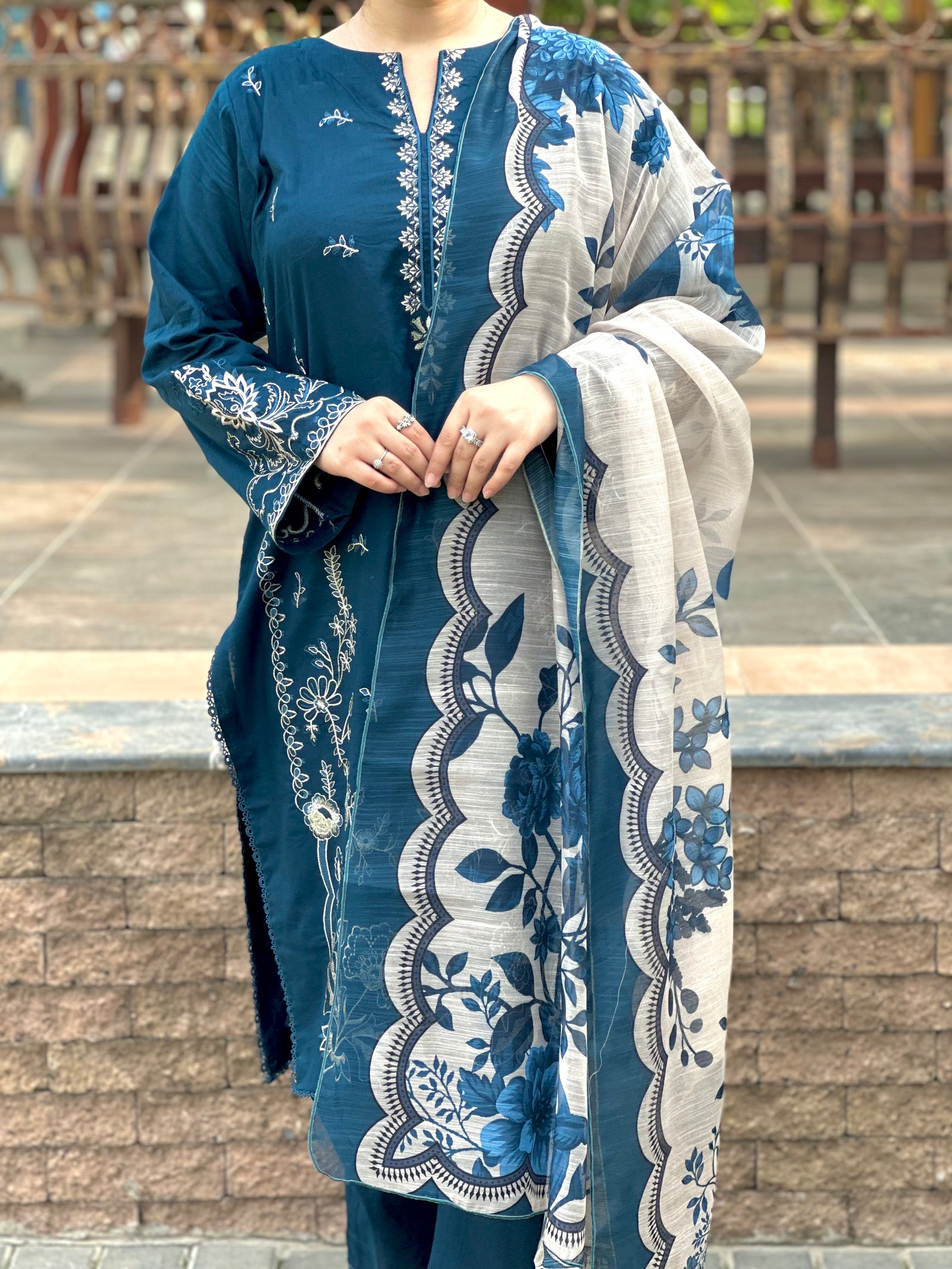 Grace S1002-Embroidered 3pc Lawn dress with Printed Munar Dupatta.