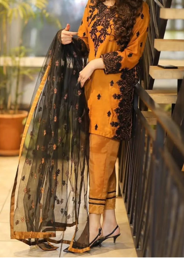 Grace S1250-Embroidered 3pc Lawn Dress With Embroidered Chiffon Dupatta.