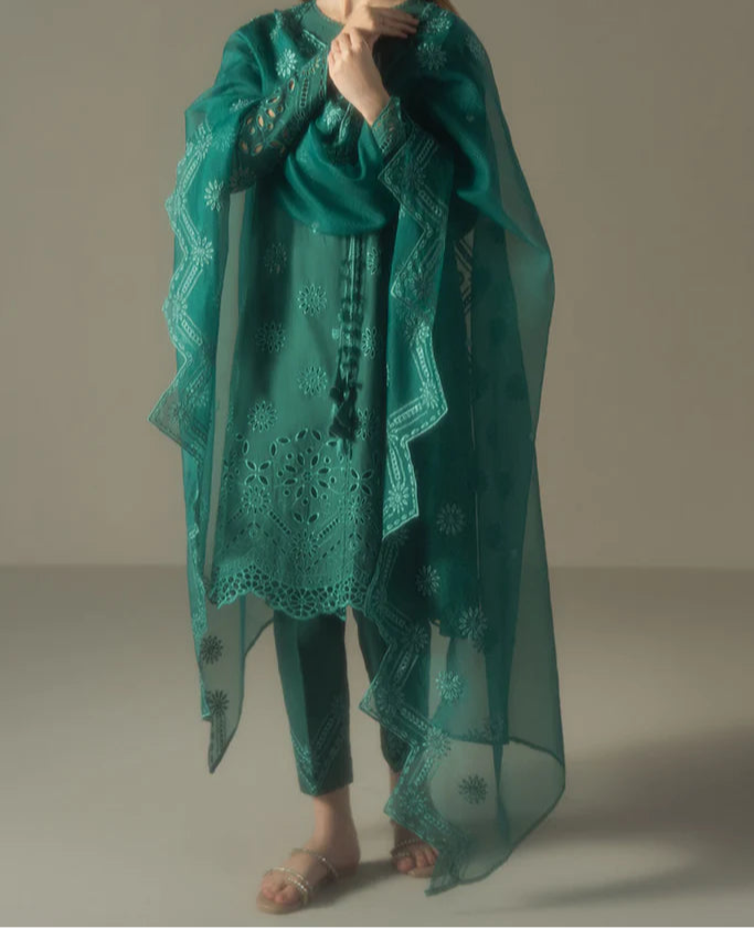 Grace S1236-Embroidered 3pc CHIKANKARI Lawn Dress With Embroidered CHIKANKARI Organza Dupatta.