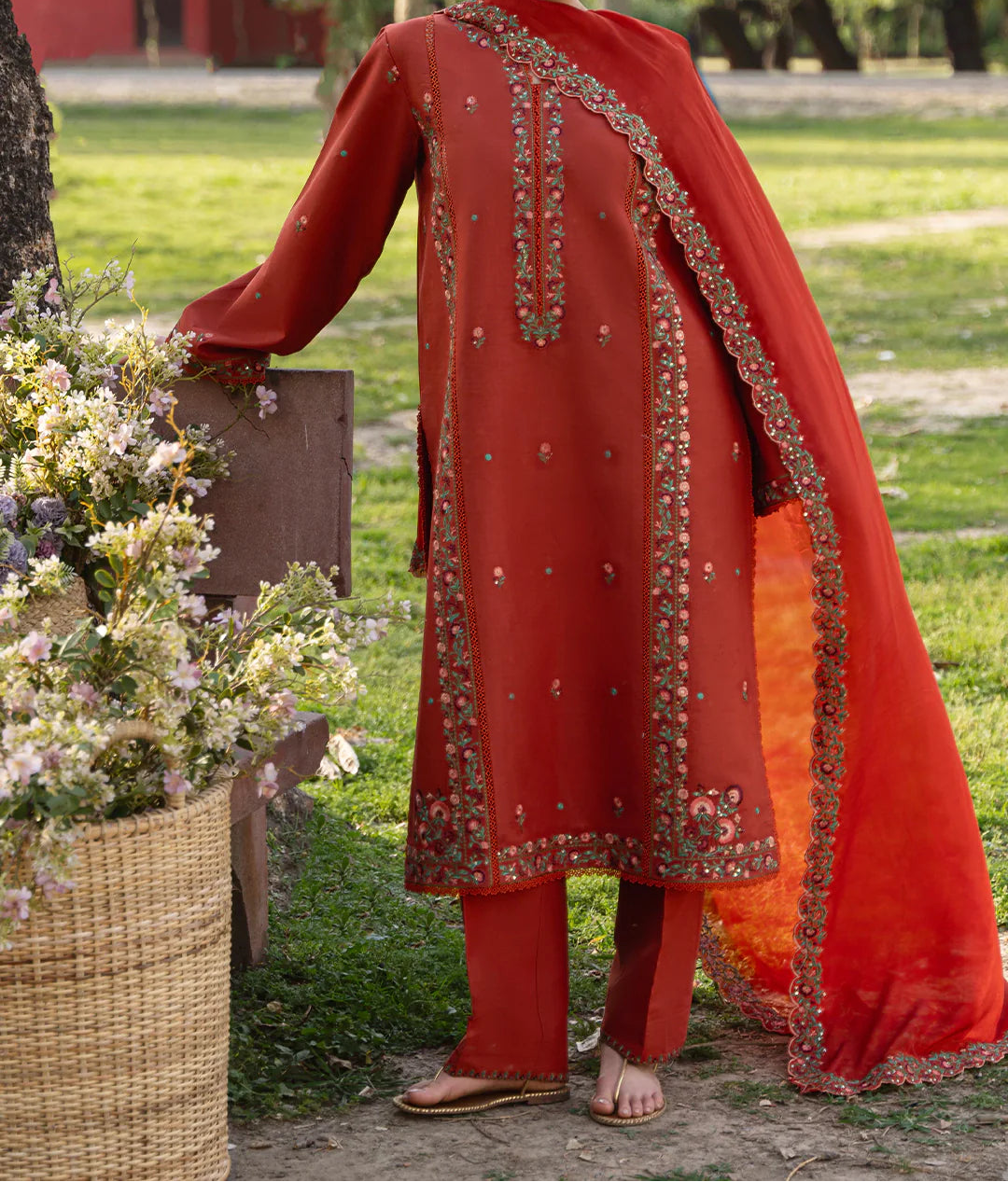 Grace S1557 - Embroidered 3pc Lawn Dress With Printed Chiffon Dupatta.