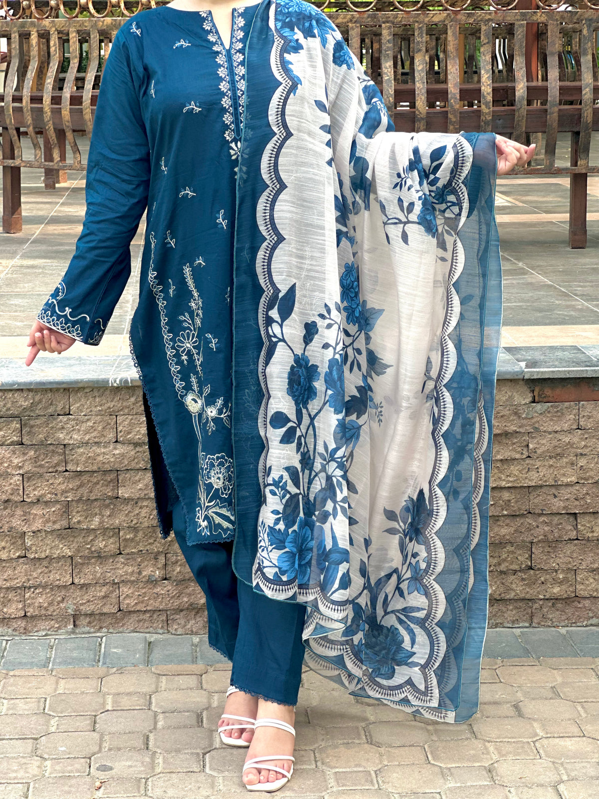 Grace S1002-Embroidered 3pc Lawn dress with Printed Munar Dupatta.