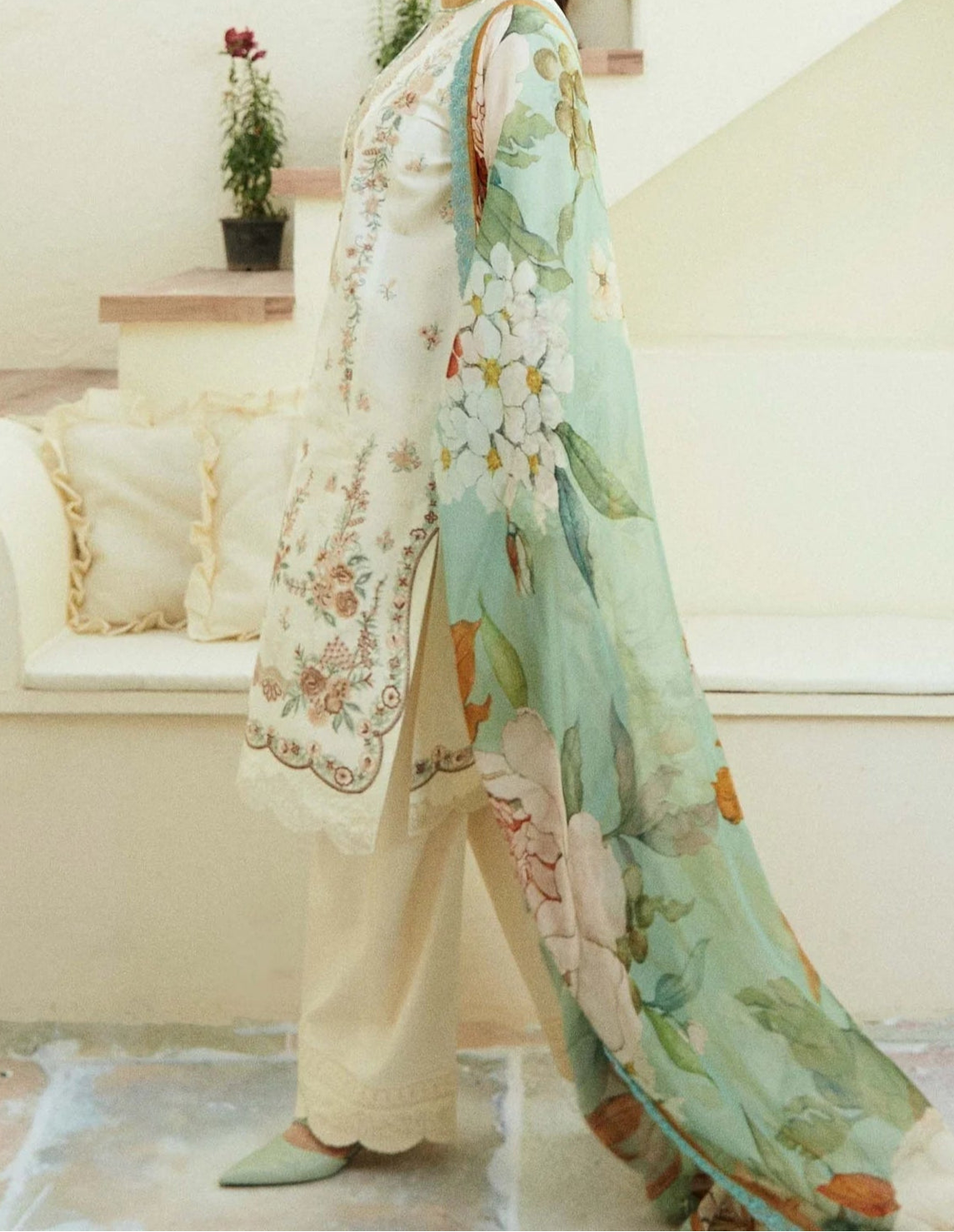 Grace S1275-Embroidered 3pc Lawn Dress With Printed Munar Dupatta.