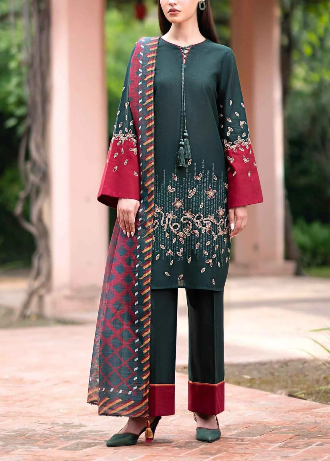 Grace S1061-Embroidered 3PC Lawn Dress With Printed Munar Dupatta.