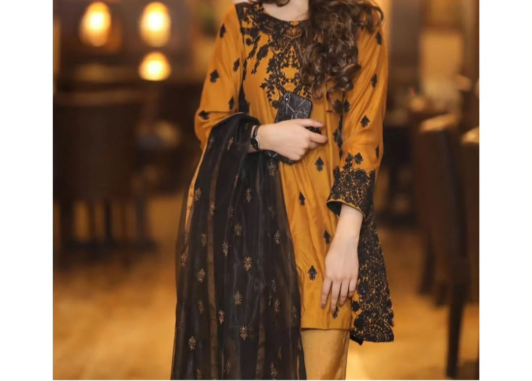 Grace S1250-Embroidered 3pc Lawn Dress With Embroidered Chiffon Dupatta.