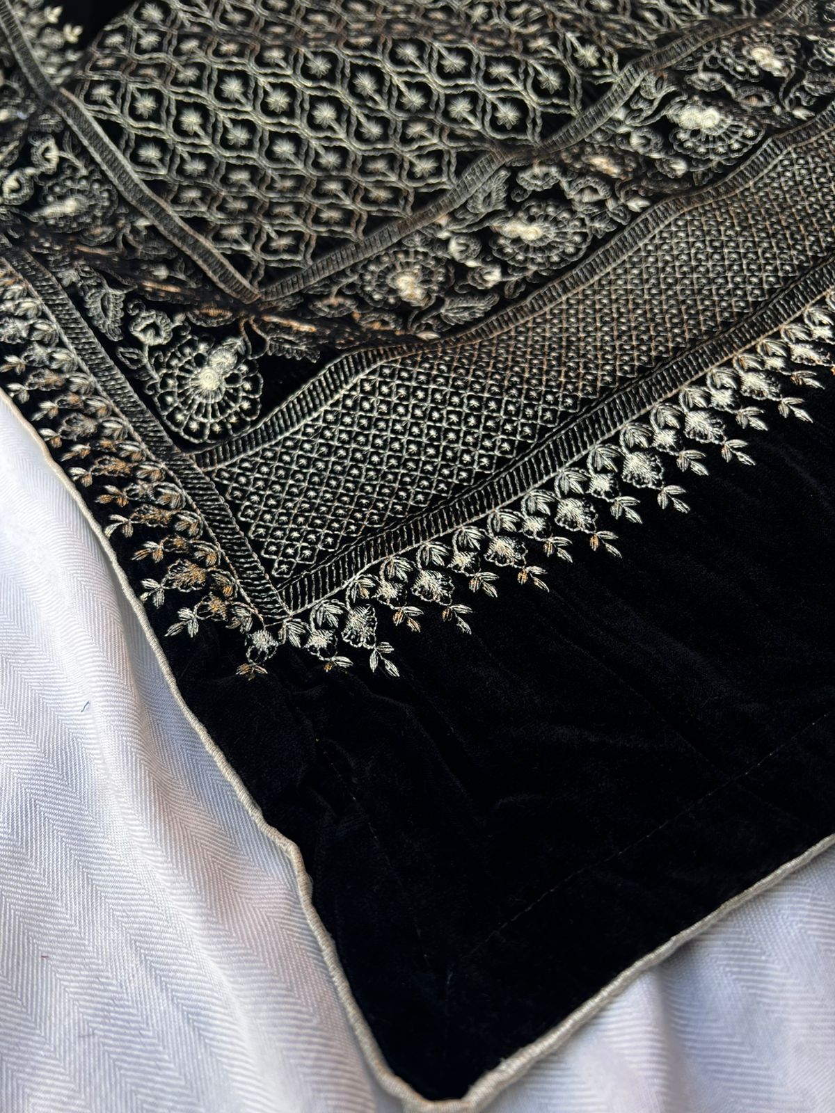 Sarinnah Premium D85-Embroided Fine quality Velvet shawl.