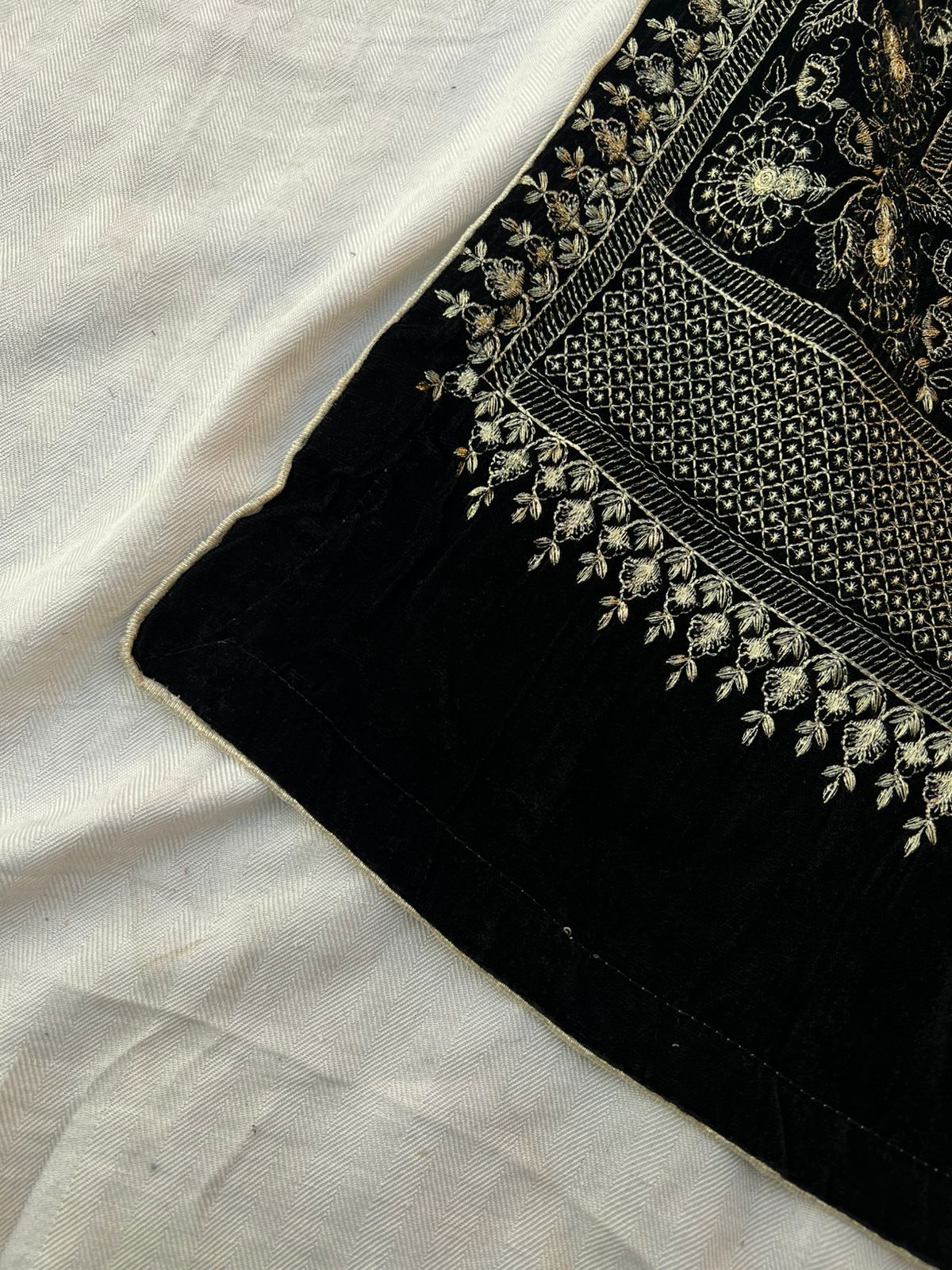 Sarinnah Premium D85-Embroided Fine quality Velvet shawl.