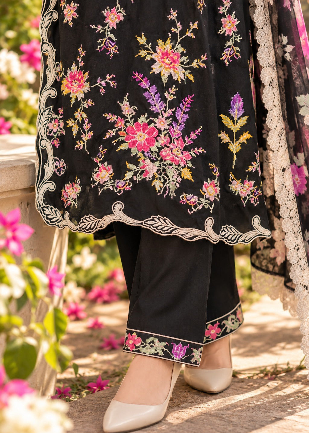 Grace S1632 - Embroidered 3pc Lawn Dress With Printed Chiffon Dupatta.