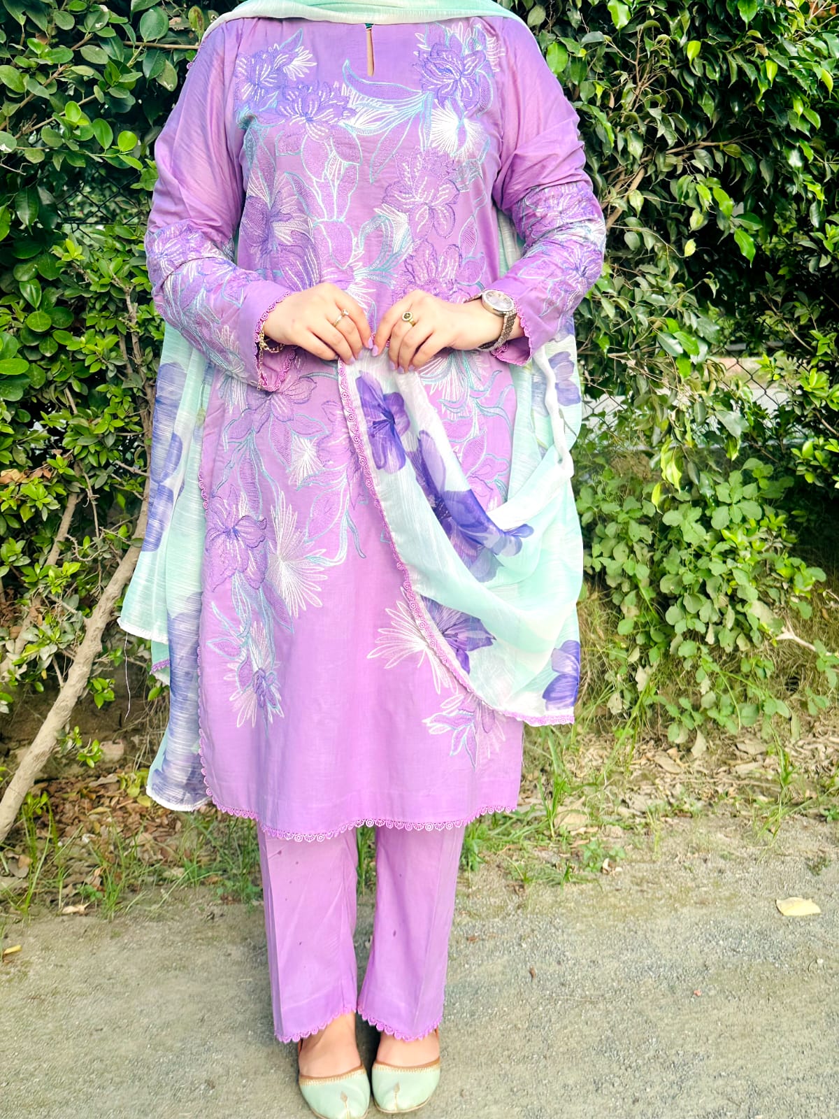 Grace S1127-Embroidered 3pc Lawn Dress With Printed Munar Dupatta.