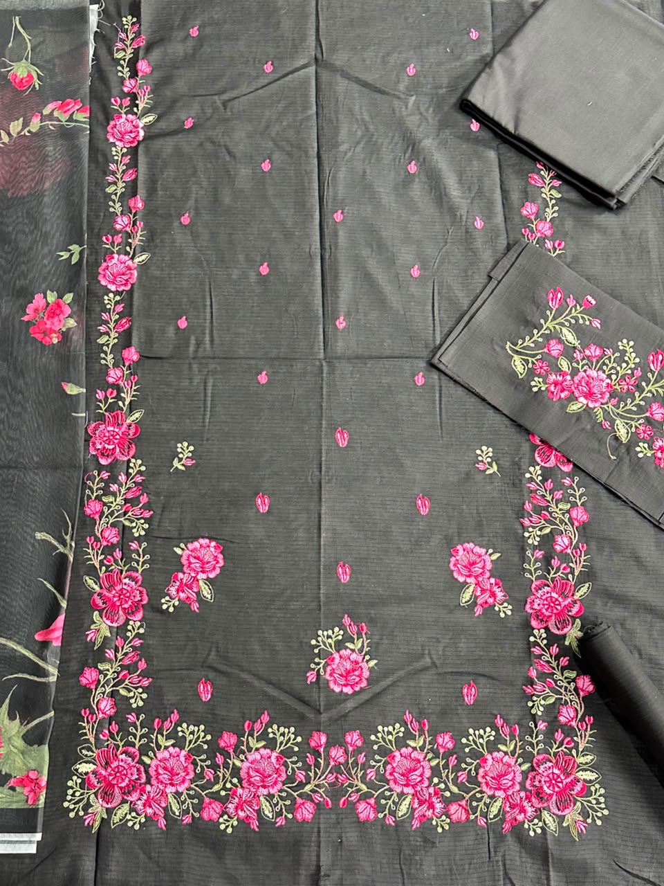 Grace S1456-Embroidered 3pc Lawn Dress With Printed Lawn Dupatta.