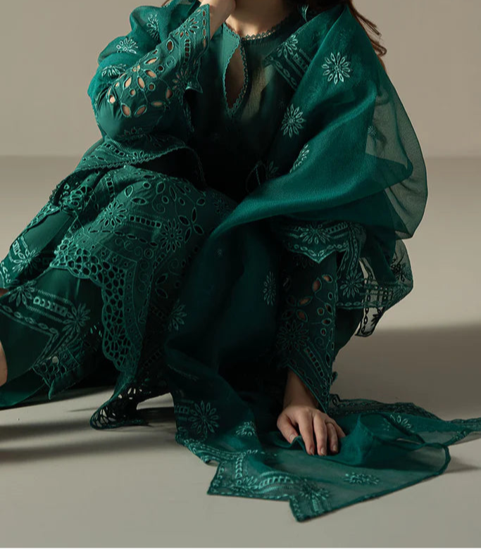 Grace S1236-Embroidered 3pc CHIKANKARI Lawn Dress With Embroidered CHIKANKARI Organza Dupatta.