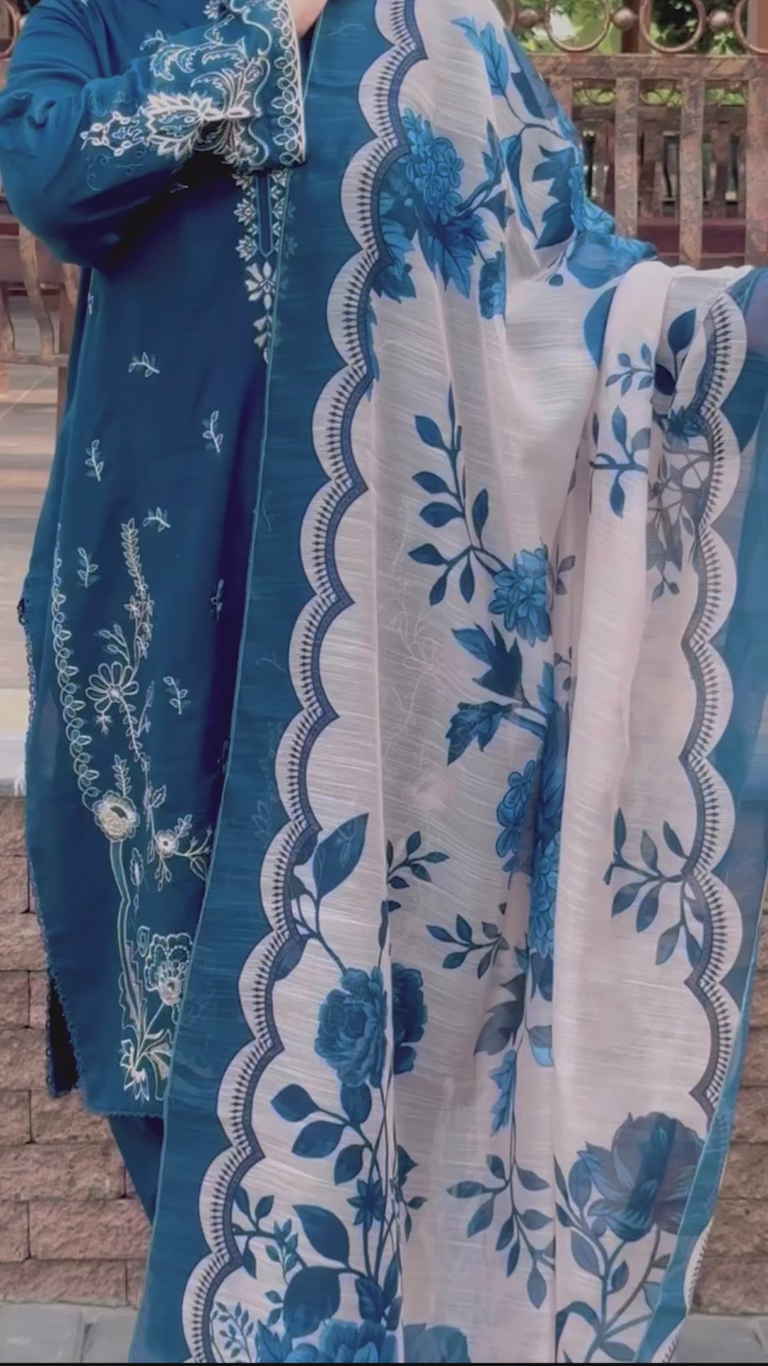 Grace S1002-Embroidered 3pc Lawn dress with Printed Munar Dupatta.